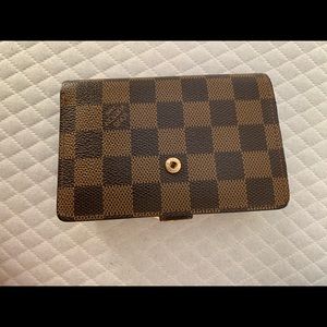 Louis Vuitton wallet authentic.